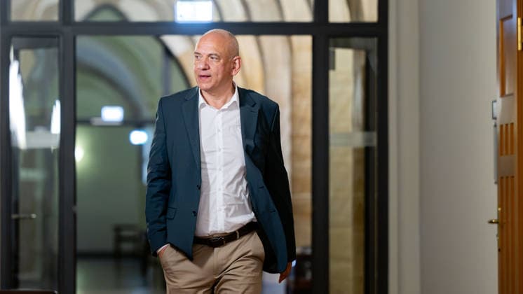 August 18, 2026, Germany, Saxony, Bautzen: Steffen Roschek, the Bautzen CDU district chairman, on his way to a hearing on Wednesday, August 19, 2026, at the Bautzen District Court. The proceedings stem from remarks Roschek made during the 2025 federal election campaign regarding AfD politician Karsten Hilse.