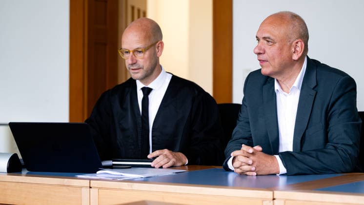 August 18, 2026, Germany, Saxony, Bautzen: Steffen Roschek, the Bautzen CDU district chairman, with his defense attorney before the hearing on Wednesday, August 19, 2026, at the Bautzen District Court. The proceedings stem from remarks Roschek made during the 2025 Bundestag election campaign about AfD politician Karsten Hilse. Hilse subsequently filed a complaint against Rosch