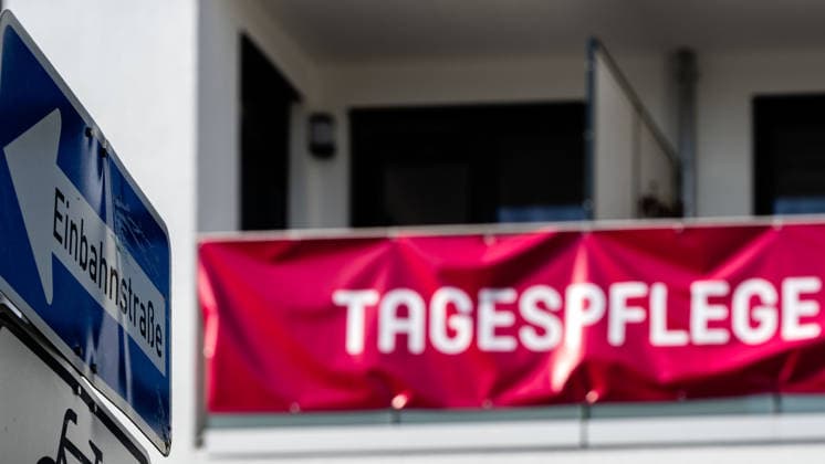 August 20, 2026, Germany, Saxony, Bautzen: Exterior view and sign for the day care center at the ajutanda Lebenspark ‘Am Stadtwall’ on Töpferstraße in Bautzen. Day care centers provide support and care during the day for people in need of care, while also r