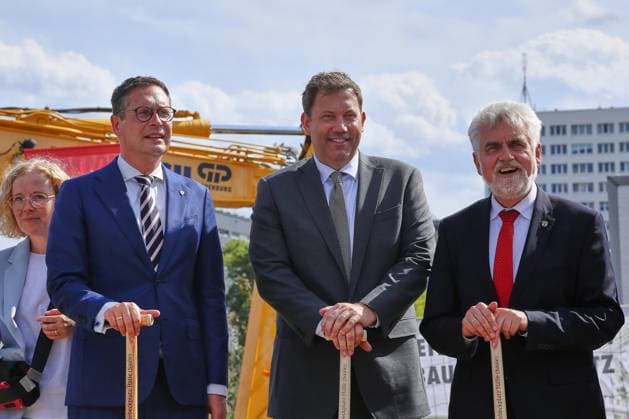 Halle Saale, Saxony-Anhalt, Germany, August 20, 2026: Groundbreaking ceremony for the Riebeckplatz renovation project, attended by, among others, Alexander Vogt, Mayor of Halle Saale (independent); Lars Klingbeil, Federal Minister of Finance (SPD); and Armin Willingmann (SPD) Copyright: xdtsxNachrichtenagenturx dts_130687