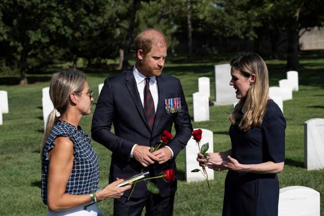 August 21, 2026, Arlington, Va, United States of America: Britainâ€⠢s Prince Harry, speaks with Melissa and Becky Moriarty at the gravesite of their brother, U.S. Army Staff Sgt. James Moriarty, in Section 60 of Arlington National Cemetery, August 19, 2026 in Arlington, Virginia. Section 60 is the burial ground for service members killed in Afghanistan and Iraq. Arlington United States of America - ZUMAp138 20260821_zaa_p138_013 Copyright: xElizabethxFraser U.S.xArmyx