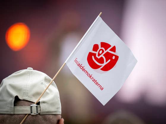 MALMÖ, Aug. 22, 2026 A Social Democratic Party pennant in the crowd at the party’s campaign kickoff in Folkets Park in Malmö on Saturday. Party leader Magdalena Andersson was scheduled to speak at the Skanska Kickoff for Election Victory 2026 in Malmö on Saturday but was replaced by Lena Hallengren following the school attack in Fagersta. MALMÖ, SWEDEN x50090x  Copyright: xJohanxNilssonx xTTx SOCIALDEMOKRATERNA VALUPPTAKT SKPNE RgI-J-qQBOI