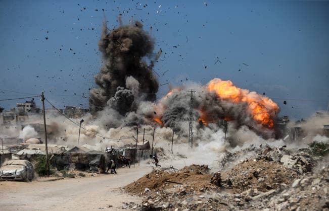 News Bilder des Tages Israeli attacks on Gaza continue despite ceasefire GAZA STRIP, GAZA, PALESTINE - AUGUST 23: Intense flames and smoke rise following an Israeli airstrike that destroyed several homes and tents where displaced Palestinians were staying in Zuvayda, Gaza Strip, Palestine, on August 23, 2026. Ali Jadallah Anadolu Gaza Strip Gaza. Editorial use only. Please get in touch for any other usage.  Copyright: x2026xAnadoluxAlixJadallahx