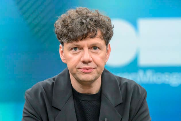 Pictured, from left: Christian Friedel, actor, supporter of the True Love for One s Homeland Is ¦ campaign, GER, Berlin, studio, guest on Caren Miosga’s show, political talk show, TV program, pre-recorded, Das Erste, from Studio 20 in Adlershof, topic: Can the Firewall Still Be Maintained? regarding the AfD and the state election in Saxony-Anhalt on August 23, 2026, Copyright: HMBxMedia UwexKoch