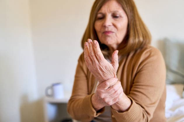 Senior woman experiencing wrist pain, home healthcare and elderly care concept, aging and joint discomfort. Older adult female holding her wrist in a bright, minimalist home interior, suggesting a South American household. Focus on the hand and wrist, with soft focus on the woman s face, a sense of discomfort and the need for care. (License=RF) ,model released, Symbolfoto  Copyright: xZoonar.com RobertxKneschkex 25500444 ,model released, Symbolfoto ,property released