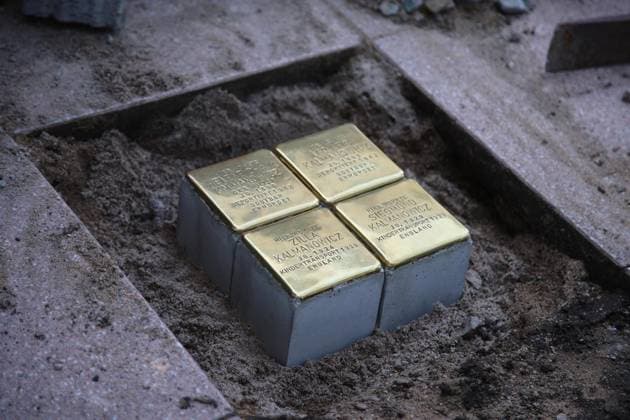 Vier Stolpersteine in Erinnerung an die Familie Kalmanowicz ** NUR FÜR REDAKTIONELLE ZWECKE ** EDITORIAL USE ONLY **<p> Vier Stolpersteine für Mitglieder der jüdischen Familie Kalmanowicz werden am Montag, den 24. August 2026, um 12:00 Uhr vor dem Haus Lindgensstraße 21 in Duisburg Röttgersbach verlegt. Mit dieser Verlegung fällt zugleich der Startschuss für die Wiederaufnahme der Stolperstein-Verlegungen in Duisburg. Nach einer längeren Pause werden in diesem Jahr endlich wieder Stolpersteine verlegt. Der Jugendring Duisburg freut sich sehr, dass diese wichtige Form der Erinnerungskultur nun wieder anläuft und mit dem Gedenken an die Familie Kalmanowicz einen neuen Auftakt erhält. Die Stolpersteine erinnern an: ¢ Helene C Copyright: KerstinxBögeholz doc87asexkbgqer7r15h3e ,EDITORIAL USE ONLY