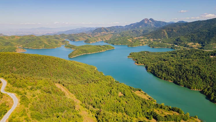 Luftaufnahme des Plastira-Stausees, umgeben von mit Kiefernwäldern bewachsenen Hügeln und Bergen in der Region Karditsa in Griechenland, für ein Reisekonzept rund um die Natur des Mittelmeerraums Aerial view of Lake Plastira reservoir surrounded by pine forest hills and mountains in Karditsa region Greece for Mediterranean nature travel concept. (License=RF) Copyright: xZoonar.com MarynaxKoptyevax 25442233