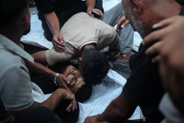 Aftermath of Israeli Airstrike In Gaza (EDITORS NOTE: Image contains graphic content.) Palestinians react to the body of one of several people brought to al-Shifa Hospital in Gaza City on August 25, 2026, following an Israeli airstrike on Jabalia refugee camp in the northern Gaza Strip. Gaza Palestine  Copyright: xMajdixFathix originalFilename: fathi-notitle260825_npiqQ