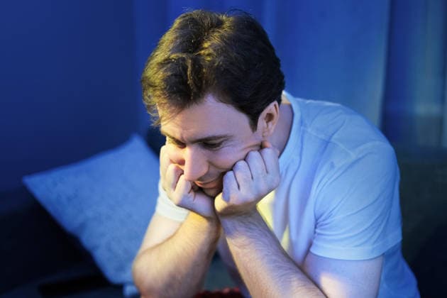 Ein trauriger, niedergeschlagener und besorgter Mann, der nachts unter Schlaflosigkeit leidet. Ein müder und einsamer Mensch, der gestresst vor einem leuchtenden Bildschirm sitzt. Sad, depressed, and worried man suffering from insomnia at night. Tired and lonely person sitting stressed in front of a glowing screen. High quality photo (License=RF) ,model released, Symbolfoto Copyright: xZoonar.com KyryloxSyvunx 25469537 ,model released, Symbolfoto ,property released