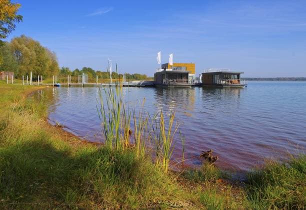 Laasow Schwimmendes Haus, Lausitzer Seenland - Laasow swimming houses, Lusatian Lake District Laasow floating house, Lusatian Lake District - Laasow swimming houses, Lusatian Lake District Copyright: imageBROKER LianeM ibxiqx18123448.jpg