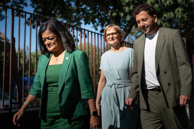 Federal Co-Chairs Franziska Brantner and Felix Banasza, along with their guest Pramila Jayapal, a U.S. Representative from the Democratic Party wearing a green jacket, at the start of the closed-door meeting of the Federal Executive Committee of Alliance 90 The Greens in Berlin, Berlin, Germany, to create space for solidarity-based Mi