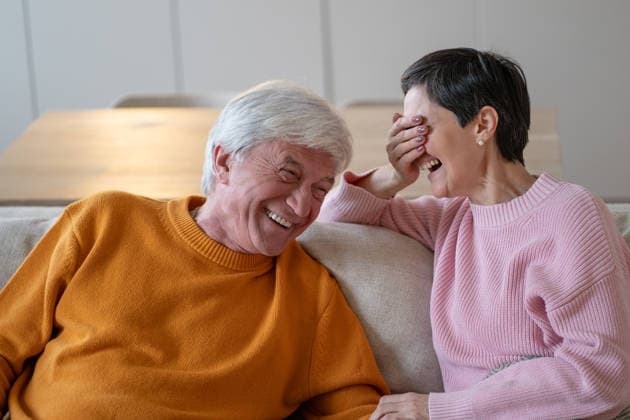 Ein fröhliches, unbeschwertes älteres Ehepaar, das lacht und scherzt, während es gemeinsam zu Hause auf dem Sofa ausruht Positive sorglos Senior Mann und Frau lachen und joking während ruhen zusammen zu Hause auf Sofa, fröhlich lächeln ältere Paar auf Couch, Glück und Verbindung, Harmonie im Alter Partnerschaft. (License=RF) ,model released, Symbolfoto Copyright: xZoonar.com DmitriixMarchenkox 25497845 ,model released, Symbolfoto ,property released