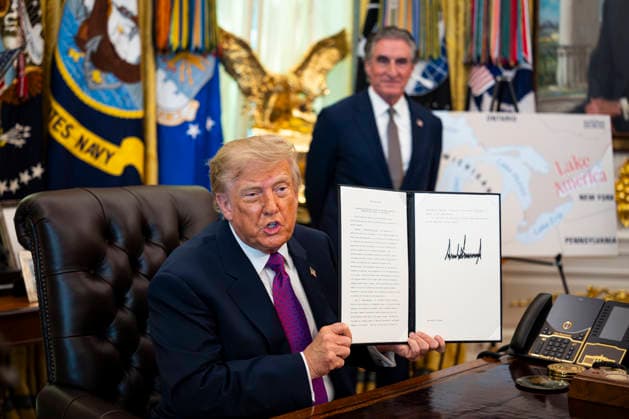 August 27, 2026, Washington, District Of Columbia, USA: Amid a recent trade war with Canada, United States President DONALD J TRUMP shows a signed executive order to rename Lake Ontario as Lake America, in the Oval Office of the White House . Washington USA  - ZUMAs152 20260827_faa_s152_005 Copyright: xAlxDragox-xPoolx