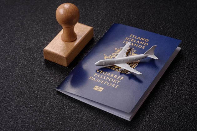 Island, isländischer Reisepass oder Personalausweis mit Flug- und Reisetickets. Isländischer Reisepass Iceland, Icelandic passport or id document with tickets for flight, travel, border crossing. Icelandic passport as a background for your design (License=RF) Copyright: xZoonar.com TetianaxChernykovax 25503349