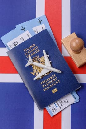 Island, isländischer Reisepass oder Personalausweis mit Flug- und Reisetickets. Isländischer Reisepass Iceland, Icelandic passport or id document with tickets for flight, travel, border crossing. Icelandic passport as a background for your design (License=RF) Copyright: xZoonar.com TetianaxChernykovax 25503396