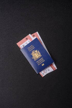 Island, isländischer Reisepass oder Personalausweis mit Flug- und Reisetickets. Isländischer Reisepass Iceland, Icelandic passport or id document with tickets for flight, travel, border crossing. Icelandic passport as a background for your design (License=RF) Copyright: xZoonar.com TetianaxChernykovax 25503543