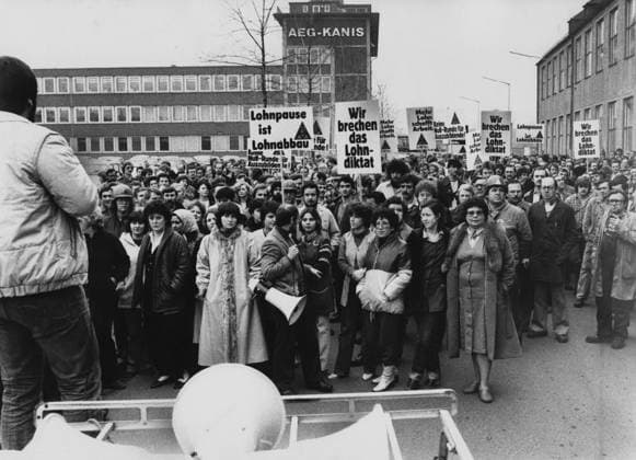 the Warnstreiks go further Warnstreik from 600 employees the Turbine Works AEG Kanis and 500 employees the Engineering Works Leistritz, Roundtable before the AEG Kanis Complex at District Gibitzenhof for Claims the IG Metal, 08 03 1983 Nuremberg Bavaria Germany Copyright: xUnitedxArchivesx xVNPx xNürnbergerxNachrichtenRudolfxContino VNP_UA-237-107 EDITORIAL USE ONLY