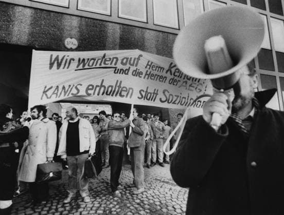 the Workforce defends itself Protest from 800 Employees the AEG Kanis in Nuremberg against planned Layoffs, the Workforce assembled itself before the Main Gate, Works Council Hans Joachim Patzelt, 11 02 1988 Nuremberg Bavaria Germany Copyright: xUnitedxArchivesx xVNPx xNürnbergerxNachrichtenMichaelxMatejka VNP_UA-237-276 EDITORIAL USE ONLY
