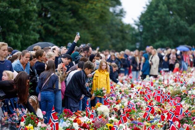 A book of condolences is on display at Oslo City Hall, Oslo, August 29, 2026. Mourners gather at Slottsplassen to lay flowers, candles, and messages on Saturday morning following King Harald’s death on Friday morning. Photo: Hanna Johre, NTB, Oslo, Norway. nz3HFvH3Ups EDITORIAL USE ONLY Ref POLnz3HFvH3Ups jpg  Copyright: xHannaxJohrex xNTBx