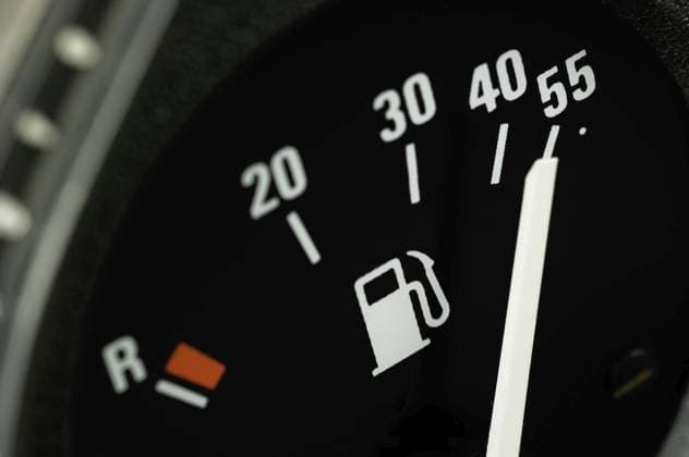 Kraftstoffanzeige in einem Auto auf Position vollgetankt. Erkennbar sind Literangaben, Reservemarke sowie das Piktogramm einer Tanksäule, Bundesrepublik Deutschland Fuel gauge in a car in the full tank position. The litres, reserve mark and the pictogram of a petrol pump are visible, Federal Republic of Germany Copyright: imageBROKER McPHOTOx xHaraldxRic iblbhj11733630.jpg