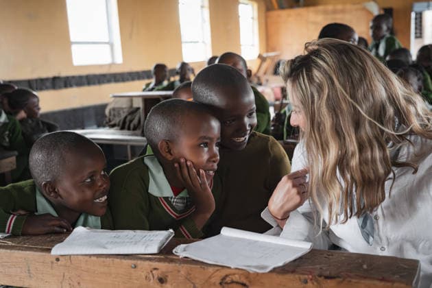 Volunteer teacher engages with young African students Nairobi, Nairobi County, Kenya CR_VAFF260827-2116239-01 EDITORIAL USE ONLY ,model released, Symbolfoto ,property released