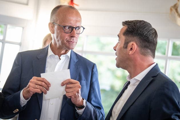 Eating a fish sandwich at the Fisch Hus fish shop on the beach promenade; Federal Chancellor Friedrich Merz eats a fish sandwich with Daniel Peters, the CDU’s top candidate for Federal Chancellor, during the campaign for the 2026 Mecklenburg-Western Pomerania state election in Kühlungsborn, Kühlungsborn, Mecklenburg-Western Pomerania, Germany LOCATION