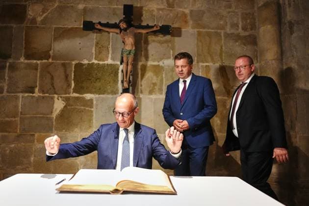 Quedlinburg, Saxony-Anhalt, Germany, August 31, 2026: Federal Chancellor Friedrich Merz (CDU) arrived at the Stiftskirche for his first campaign appearance ahead of the 2026 state election and signed the city’s Golden Book there in front of a crucifix of Jesus. In the background is Minister President Sven Schulze (CDU). Photo by Kay Nietfeld, Pool Copyright: xKayxNietfeld,xPool dtsxNachrichtenagenturx dts_132208