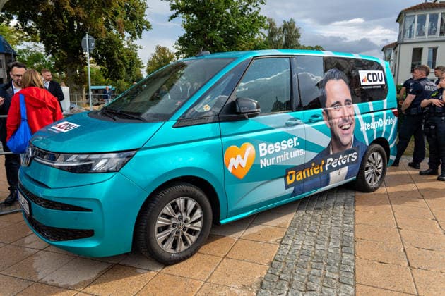 Kühlungsborn, Germany: Federal Chancellor Friedrich Merz at his first campaign appearance in Kühlungsborn, Mecklenburg-Western Pomerania. Campaign vehicle: Daniel Peters