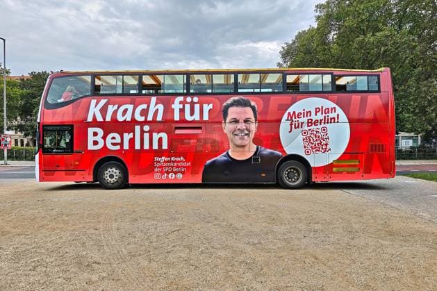 Berlin, Germany, August 28, 2026: A bus displaying campaign ads for Steffen Krach, the SPD s top candidate for the 2026 House of Representatives election Copyright: xdtsxNachrichtenagenturx dts_132211
