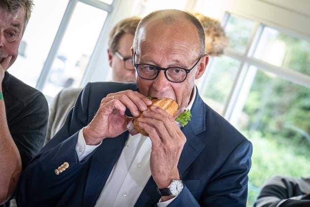 Eating a fish sandwich at the Fisch Hus fish shop on the beach promenade. Federal Chancellor Friedrich Merz eats a fish sandwich. The Federal Chancellor, who is also the CDU’s top candidate, is campaigning for the 2026 Mecklenburg-Western Pomerania state election in Kühlungsborn, Kühlungsborn, Mecklenburg-Western Pomerania, Germany LOCATION