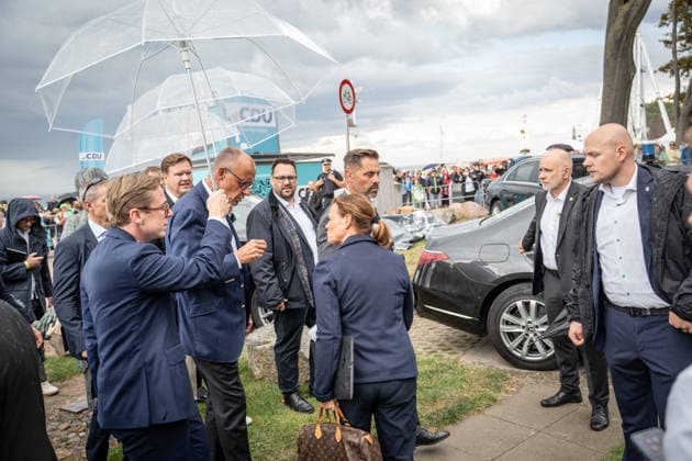 Chancellor Friedrich Merz with Philipp Amthor and Daniel Peters on the beach promenade in Kühlungsborn, on their way to the chancellor’s official car before his departure; the chancellor with the CDU’s top candidate during the campaign for the 2026 Mecklenburg-Western Pomerania state election in Kühlungsborn, Kühlungsborn, Mecklenburg-Western Pomerania, Germany LOCATION