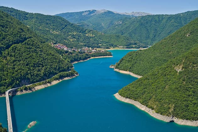 Die Schluchtlandschaft am Piva-See ? malerische Balkan-Natur mit Blick auf türkisfarbenes Wasser. Luftaufnahme des Piva-Sees in Montenegro mit üppig grünen Bergen. (License=RF) Copyright: xZoonar.com MathiasxCalabottax 25513578
