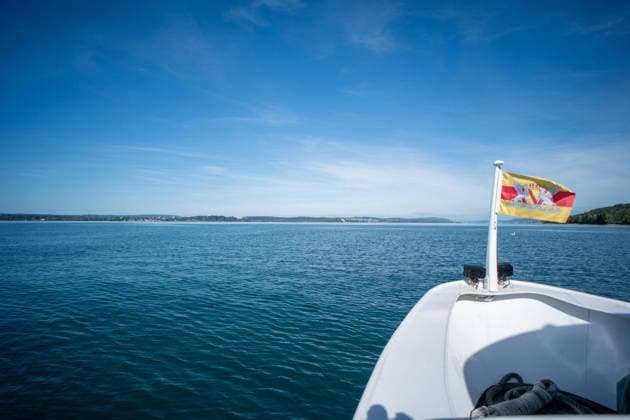 Bodensee-Waserstand so niedrig wie selten: Riesige Schlickflächen an der Insel Mainau liegen frei - Bald Wat-Touren möglich? 7aIMG: 0571387 KONSTANZ INSEL MAINAU: Historisches Niedrigwasser am Bodensee - Große Schlickflächen rund um die Blumeninsel liegen frei Der Bodensee führt in diesem Sommer außergewöhnlich wenig Wasser, und rund um die Insel Mainau bei Konstanz werden die Folgen besonders eindrucksvoll sichtbar. Aktuelle Aufnahmen vom Sonntagnachmittag (30.08.2026) zeigen großflächig trockengefallene Uferbereiche und Schlickflächen sowie die ungewöhnlich weit zurückgewichene Wasserlinie. Der Sommer 2026 hat am Bodensee bereits mehrere historische Niedrigwassermarken gebracht. Am Pegel Konstanz wurden Mitte August lediglich 275 Copyright: 7aktuell.dex xOskarxEyb 0571387 20260831_7a_BodenseeLow_571387