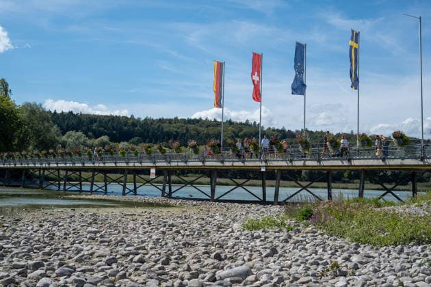 Bodensee-Waserstand so niedrig wie selten: Riesige Schlickflächen an der Insel Mainau liegen frei - Bald Wat-Touren möglich? 7aIMG: 0571396 KONSTANZ INSEL MAINAU: Historisches Niedrigwasser am Bodensee - Große Schlickflächen rund um die Blumeninsel liegen frei Der Bodensee führt in diesem Sommer außergewöhnlich wenig Wasser, und rund um die Insel Mainau bei Konstanz werden die Folgen besonders eindrucksvoll sichtbar. Aktuelle Aufnahmen vom Sonntagnachmittag (30.08.2026) zeigen großflächig trockengefallene Uferbereiche und Schlickflächen sowie die ungewöhnlich weit zurückgewichene Wasserlinie. Der Sommer 2026 hat am Bodensee bereits mehrere historische Niedrigwassermarken gebracht. Am Pegel Konstanz wurden Mitte August lediglich 275 Copyright: 7aktuell.dex xOskarxEyb 0571396 20260831_7a_BodenseeLow_571396