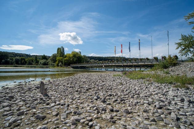 Bodensee-Waserstand so niedrig wie selten: Riesige Schlickflächen an der Insel Mainau liegen frei - Bald Wat-Touren möglich? 7aIMG: 0571399 KONSTANZ INSEL MAINAU: Historisches Niedrigwasser am Bodensee - Große Schlickflächen rund um die Blumeninsel liegen frei Der Bodensee führt in diesem Sommer außergewöhnlich wenig Wasser, und rund um die Insel Mainau bei Konstanz werden die Folgen besonders eindrucksvoll sichtbar. Aktuelle Aufnahmen vom Sonntagnachmittag (30.08.2026) zeigen großflächig trockengefallene Uferbereiche und Schlickflächen sowie die ungewöhnlich weit zurückgewichene Wasserlinie. Der Sommer 2026 hat am Bodensee bereits mehrere historische Niedrigwassermarken gebracht. Am Pegel Konstanz wurden Mitte August lediglich 275 Copyright: 7aktuell.dex xOskarxEyb 0571399 20260831_7a_BodenseeLow_571399