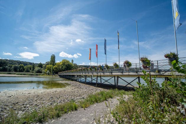 Bodensee-Waserstand so niedrig wie selten: Riesige Schlickflächen an der Insel Mainau liegen frei - Bald Wat-Touren möglich? 7aIMG: 0571400 KONSTANZ INSEL MAINAU: Historisches Niedrigwasser am Bodensee - Große Schlickflächen rund um die Blumeninsel liegen frei Der Bodensee führt in diesem Sommer außergewöhnlich wenig Wasser, und rund um die Insel Mainau bei Konstanz werden die Folgen besonders eindrucksvoll sichtbar. Aktuelle Aufnahmen vom Sonntagnachmittag (30.08.2026) zeigen großflächig trockengefallene Uferbereiche und Schlickflächen sowie die ungewöhnlich weit zurückgewichene Wasserlinie. Der Sommer 2026 hat am Bodensee bereits mehrere historische Niedrigwassermarken gebracht. Am Pegel Konstanz wurden Mitte August lediglich 275 Copyright: 7aktuell.dex xOskarxEyb 0571400 20260831_7a_BodenseeLow_571400