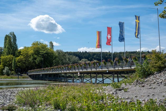 Bodensee-Waserstand so niedrig wie selten: Riesige Schlickflächen an der Insel Mainau liegen frei - Bald Wat-Touren möglich? 7aIMG: 0571401 KONSTANZ INSEL MAINAU: Historisches Niedrigwasser am Bodensee - Große Schlickflächen rund um die Blumeninsel liegen frei Der Bodensee führt in diesem Sommer außergewöhnlich wenig Wasser, und rund um die Insel Mainau bei Konstanz werden die Folgen besonders eindrucksvoll sichtbar. Aktuelle Aufnahmen vom Sonntagnachmittag (30.08.2026) zeigen großflächig trockengefallene Uferbereiche und Schlickflächen sowie die ungewöhnlich weit zurückgewichene Wasserlinie. Der Sommer 2026 hat am Bodensee bereits mehrere historische Niedrigwassermarken gebracht. Am Pegel Konstanz wurden Mitte August lediglich 275 Copyright: 7aktuell.dex xOskarxEyb 0571401 20260831_7a_BodenseeLow_571401