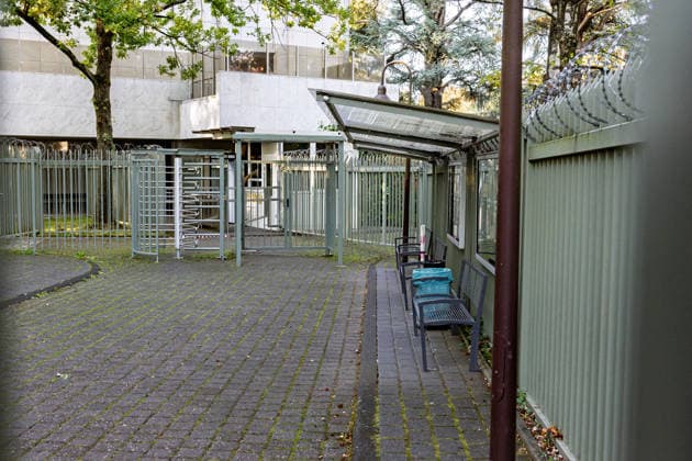 Consulate General of the Russian Federation in Bonn-Bad Godesberg, August 29, 2026. Fenced-off waiting area at the entrance. Exterior view of the Consulate General of the Russian Federation in Bo Copyright: xMarcxJohnx