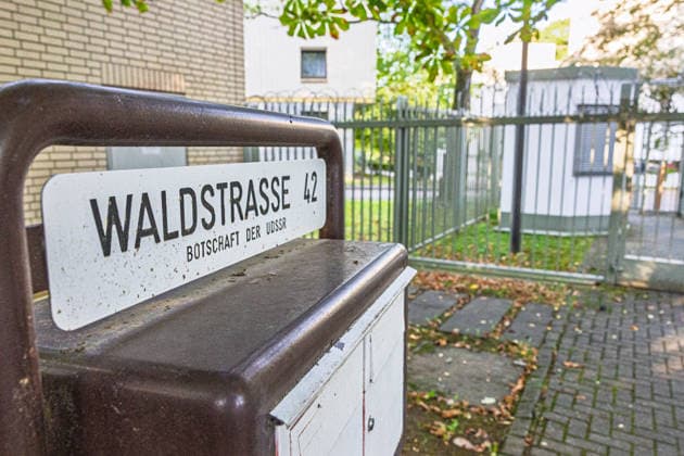 Consulate General of the Russian Federation in Bonn-Bad Godesberg, August 29, 2026. Mailbox at the side entrance bearing the inscription EMBASSY OF THE USSR. Exter Copyright: xMarcxJohnx