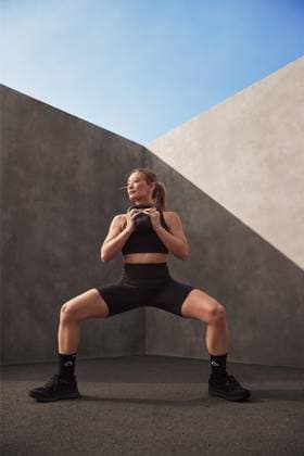 Hilary Duff works out with kettlebells and battle ropes as she’s named Reebok’s newest brand ambassador Hilary Duff works out with kettlebells and battle ropes as she’s named Reebok’s newest brand ambassador., , Hilary strikes some athletic poses in her debut campaign as she embodies the sportswear giant’s Unfiltered & Unstoppable spirit., , She said: I’m excited to partner with Reebok, a brand that has always embraced originality and individuality., , To me, style has always been about wearing what makes me feel my best and gives me confidence, whether I’m on the go, spending time with family or fitting movement into my day. Reebok shares that mindset, and I’m looking forward to what’s ahead for this partnership. , , Hilary joins a sta  Copyright: xThexMegaxAgencyxReebok Megax