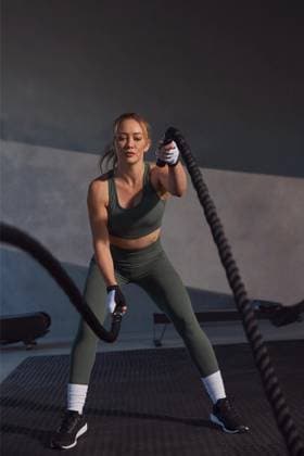 Hilary Duff works out with kettlebells and battle ropes as she’s named Reebok’s newest brand ambassador Hilary Duff works out with kettlebells and battle ropes as she’s named Reebok’s newest brand ambassador., , Hilary strikes some athletic poses in her debut campaign as she embodies the sportswear giant’s Unfiltered & Unstoppable spirit., , She said: I’m excited to partner with Reebok, a brand that has always embraced originality and individuality., , To me, style has always been about wearing what makes me feel my best and gives me confidence, whether I’m on the go, spending time with family or fitting movement into my day. Reebok shares that mindset, and I’m looking forward to what’s ahead for this partnership. , , Hilary joins a sta  Copyright: xThexMegaxAgencyxReebok Megax