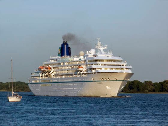 MS Amadea Das 1991 gebaute Kreuzfahrtschiff Amadea auf der Elbe bei Wedel (License=RM) Copyright: xZoonar.com GunnarxRiesx 882035