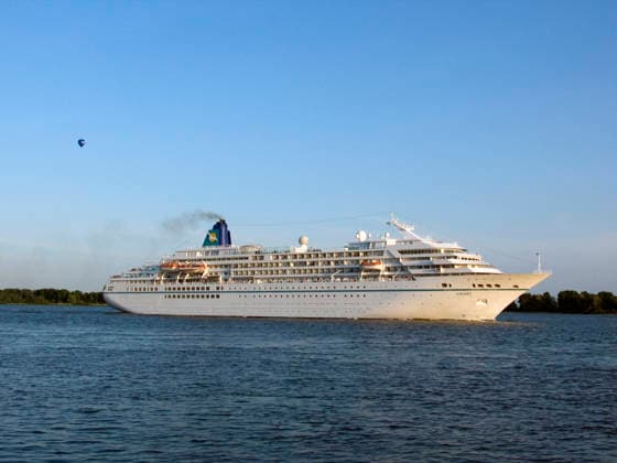 MS Amadea Das 1991 gebaute Kreuzfahrtschiff Amadea auf der Elbe bei Wedel (License=RM) Copyright: xZoonar.com GunnarxRiesx 882042