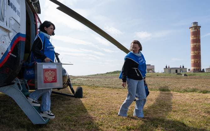 Russia Parliamentary Election Early Voting 9234391 02.09.2026 Members of the Yelizovo Election Commission exit a helicopter during early voting in remote and hard-to-reach areas for elections to the ninth State Duma and the fifth Kamchatka Regional Legislative Assembly in Kamchatka Territory, Russia. Alexandr Piragis Sputnik Kamchatka Region Russia  Copyright: xAlexandrxPiragisx