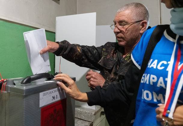 Russia Parliamentary Election Early Voting 9234405 02.09.2026 A man casts his ballot during early voting in remote and hard-to-reach areas for elections to the ninth State Duma and the fifth Kamchatka Regional Legislative Assembly, in Yelizovo District, Kamchatka Territory, Russia. Alexandr Piragis Sputnik Kamchatka Region Russia  Copyright: xAlexandrxPiragisx