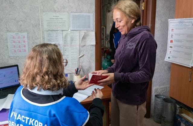 Russia Parliamentary Election Early Voting 9234489 02.09.2026 A woman receives her ballot during early voting in remote and hard-to-reach areas for elections to the ninth State Duma and the fifth Kamchatka Regional Legislative Assembly in Yelizovo district of Kamchatka Territory, Russia. Alexandr Piragis Sputnik Kamchatka Region Russia  Copyright: xAlexandrxPiragisx