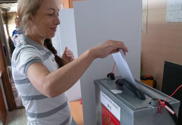 Russia Parliamentary Election Early Voting 9234491 02.09.2026 A woman casts her ballot during early voting in remote and hard-to-reach areas for elections to the ninth State Duma and the fifth Kamchatka Regional Legislative Assembly in Yelizovo district of Kamchatka Territory, Russia. Alexandr Piragis Sputnik Kamchatka Region Russia  Copyright: xAlexandrxPiragisx