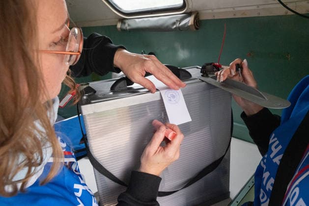 Russia Parliamentary Election Early Voting 9234494 02.09.2026 Members of the Yelizovo Election Commission seal up a ballot box during early voting in remote and hard-to-reach areas for elections to the ninth State Duma and the fifth Kamchatka Regional Legislative Assembly in Kamchatka Territory, Russia. Alexandr Piragis Sputnik Kamchatka Region Russia  Copyright: xAlexandrxPiragisx