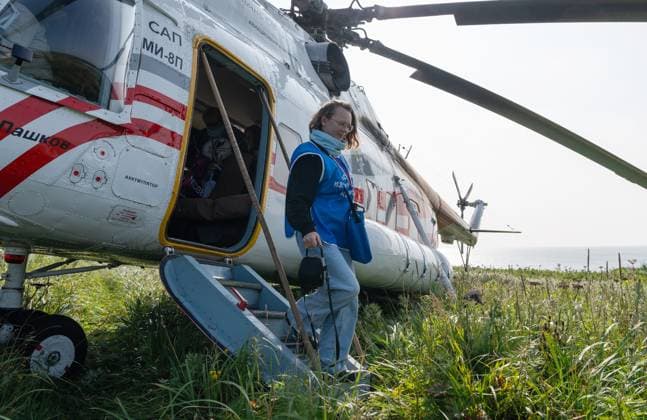 Russia Parliamentary Election Early Voting 9235667 03.09.2026 A member of the Yelizovo Election Commission exits a helicopter during early voting in remote and hard-to-reach areas for elections to the ninth State Duma and the fifth Kamchatka Regional Legislative Assembly, at the Semyachik Marine Hydrometeorological Station, Kamchatka Territory, Russia. Alexandr Piragis Sputnik Kamchatka Region Russia  Copyright: xAlexandrxPiragisx