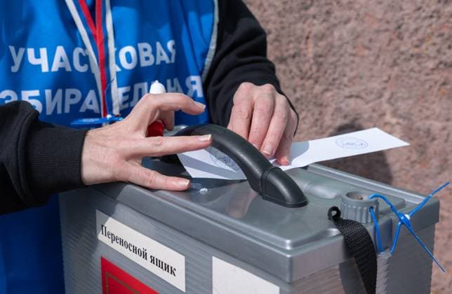 Russia Parliamentary Election Early Voting 9235703 03.09.2026 A member of the Yelizovo Election Commission seals up a ballot box during early voting in remote and hard-to-reach areas for elections to the ninth State Duma and the fifth Kamchatka Regional Legislative Assembly, at the military unit on cape Shipunsky, Kamchatka Territory, Russia. Alexandr Piragis Sputnik Kamchatka Region Russia  Copyright: xAlexandrxPiragisx